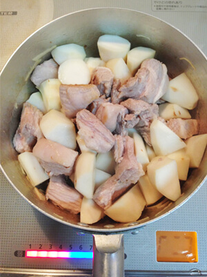 豚肉を炒め、生姜の千切りと里芋を入れる